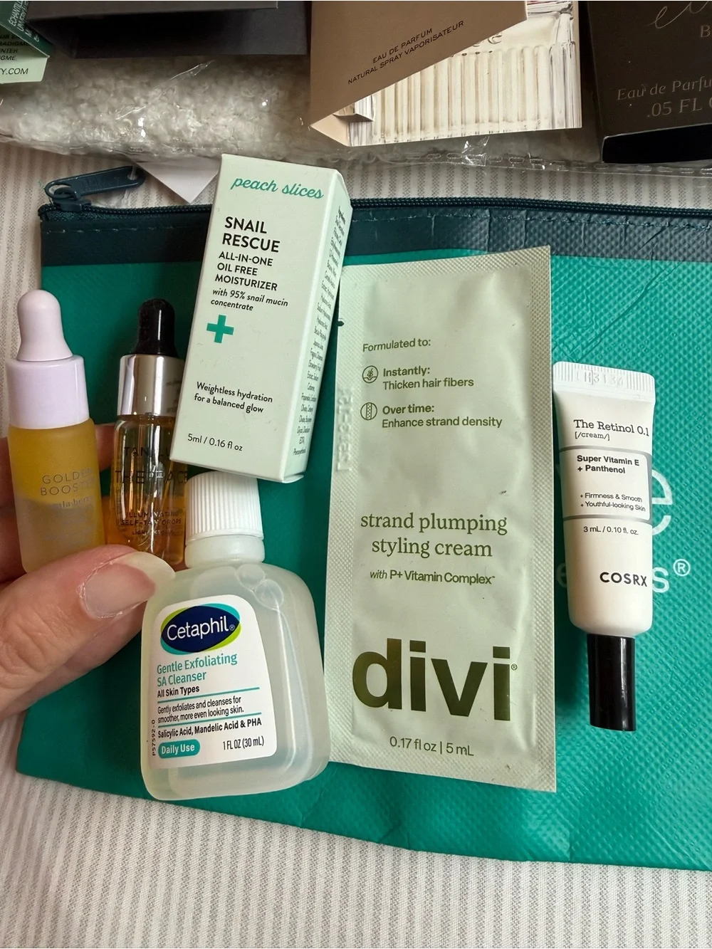 Beauty/fragrance sample lot